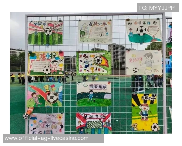 在阳光下奔跑的小学足球场见证孩子们的成长与梦想